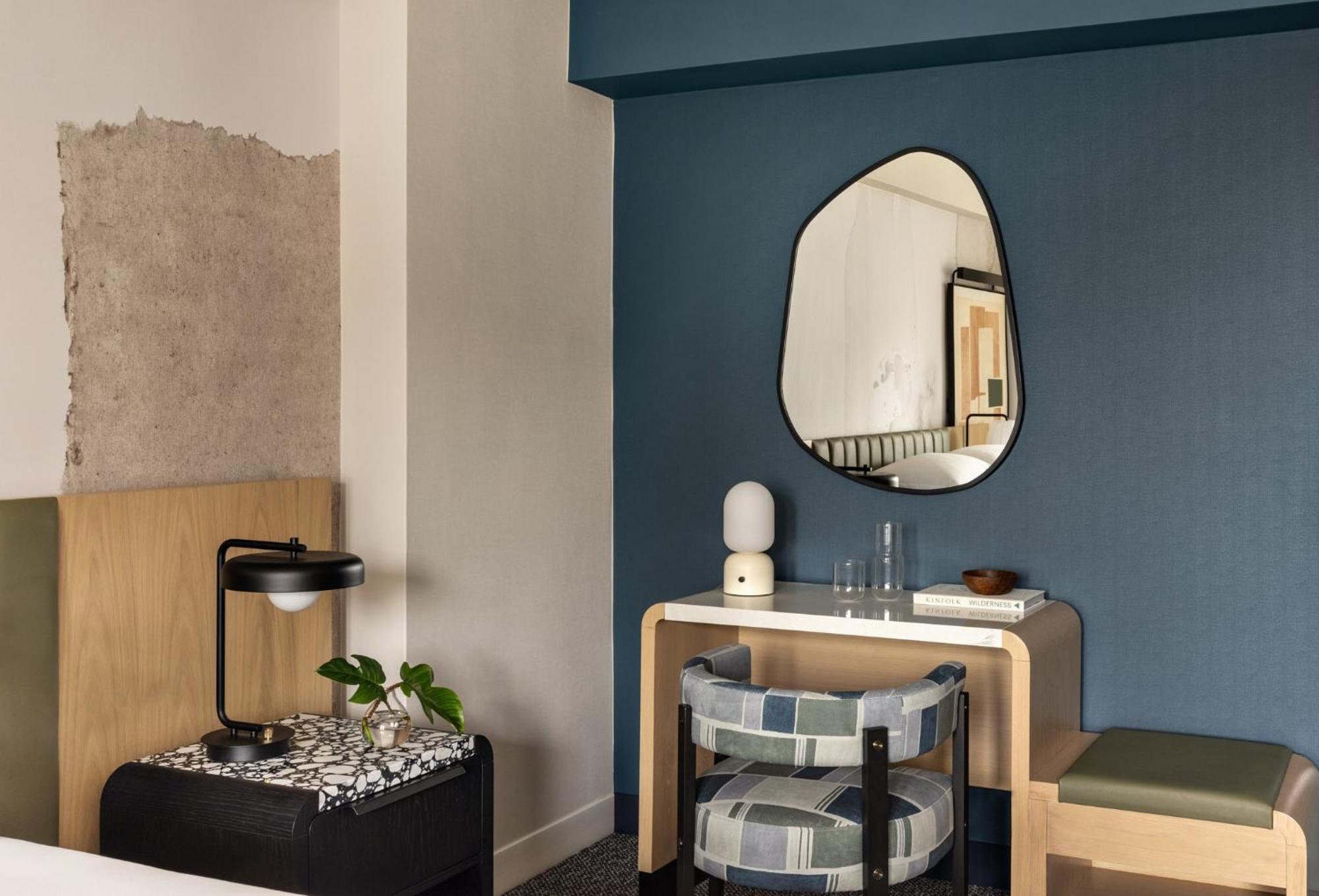Kimpton Theta New York - Times Square By Ihg Hotel Екстериор снимка A mirror in a home