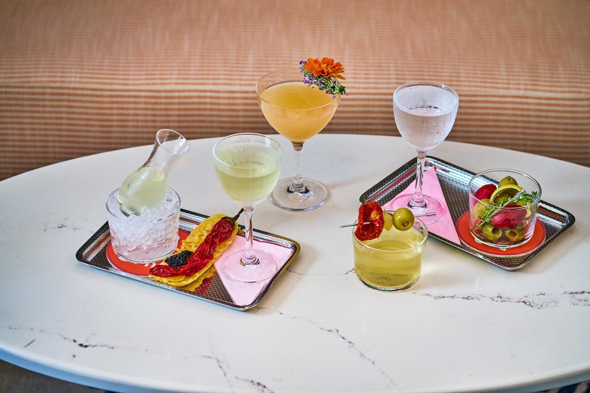 Kimpton Theta New York - Times Square By Ihg Hotel Екстериор снимка Cocktails at the bar