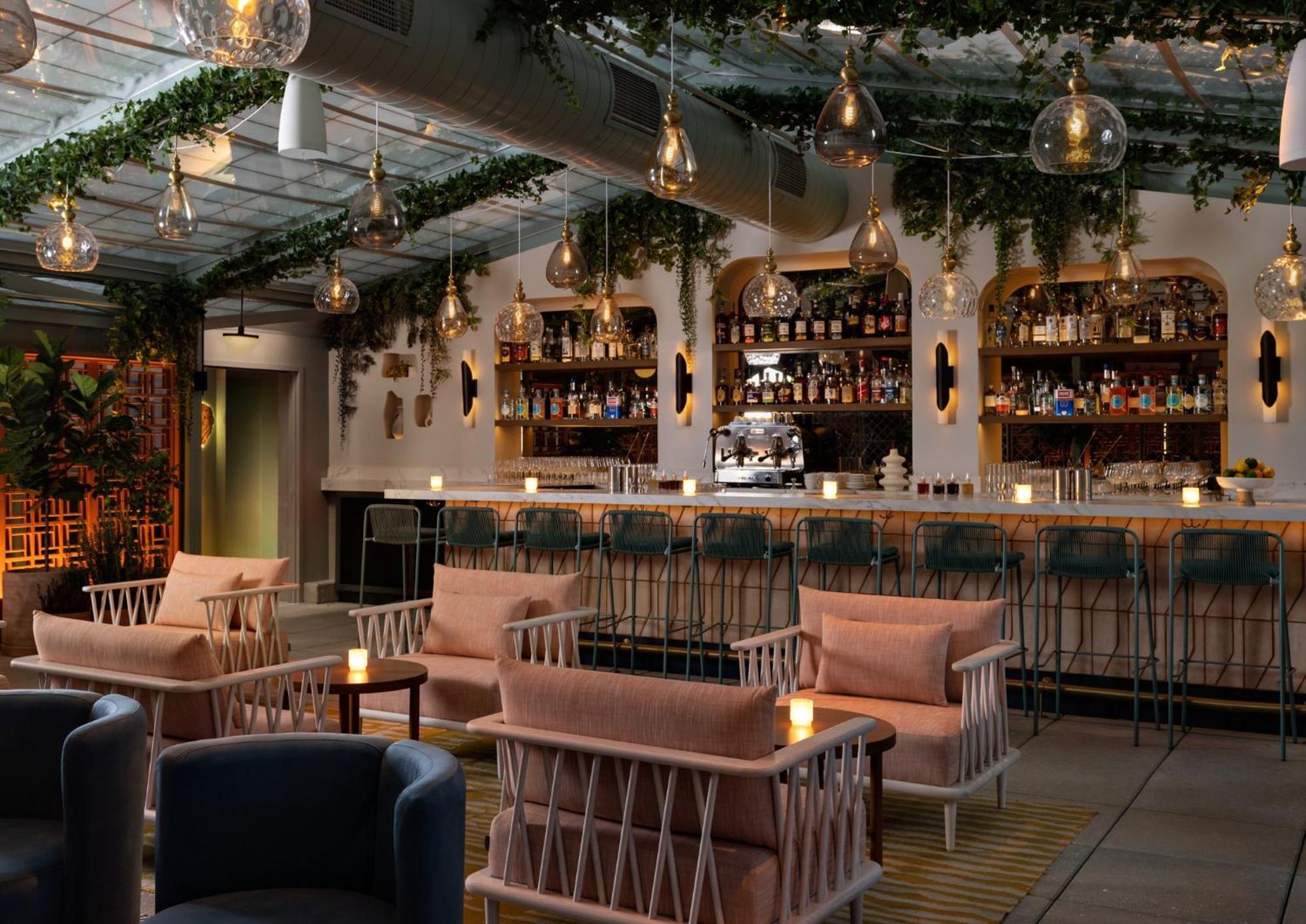 Kimpton Theta New York - Times Square By Ihg Hotel Екстериор снимка The bar at the 100 Queen's Gate